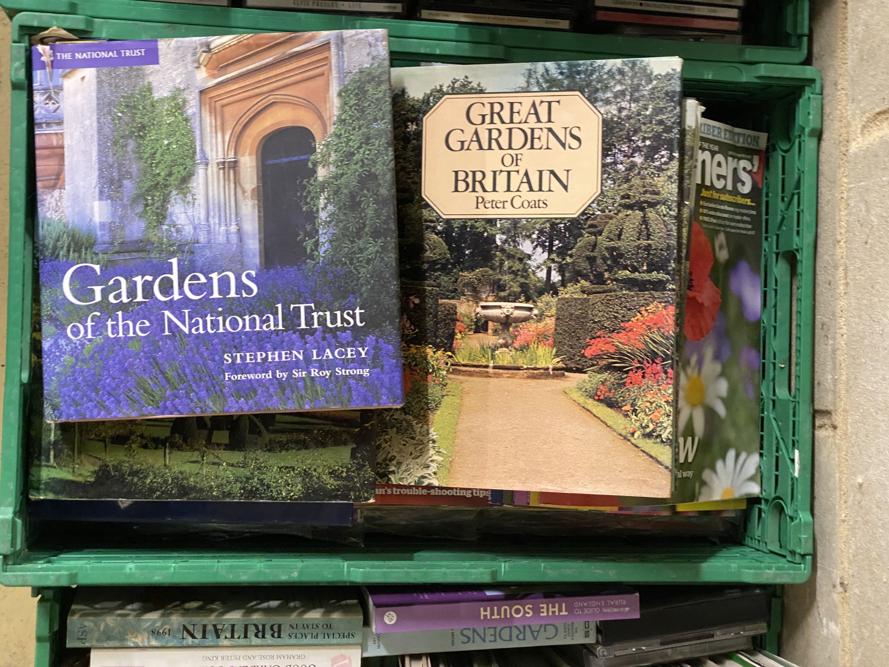 A large quantity of assorted books relating to gardening